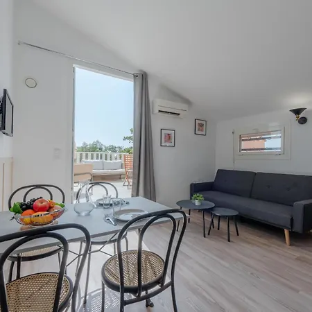 Pine's Mansion-2 By Interhome